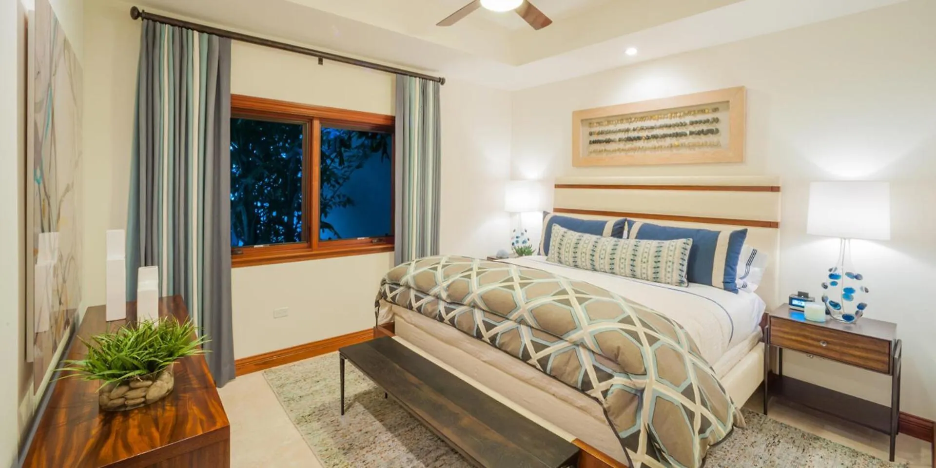 Casa Luna 17 - Gated Seaside Village With Shared Pool, Jacquzi, & Beach Cove George Town