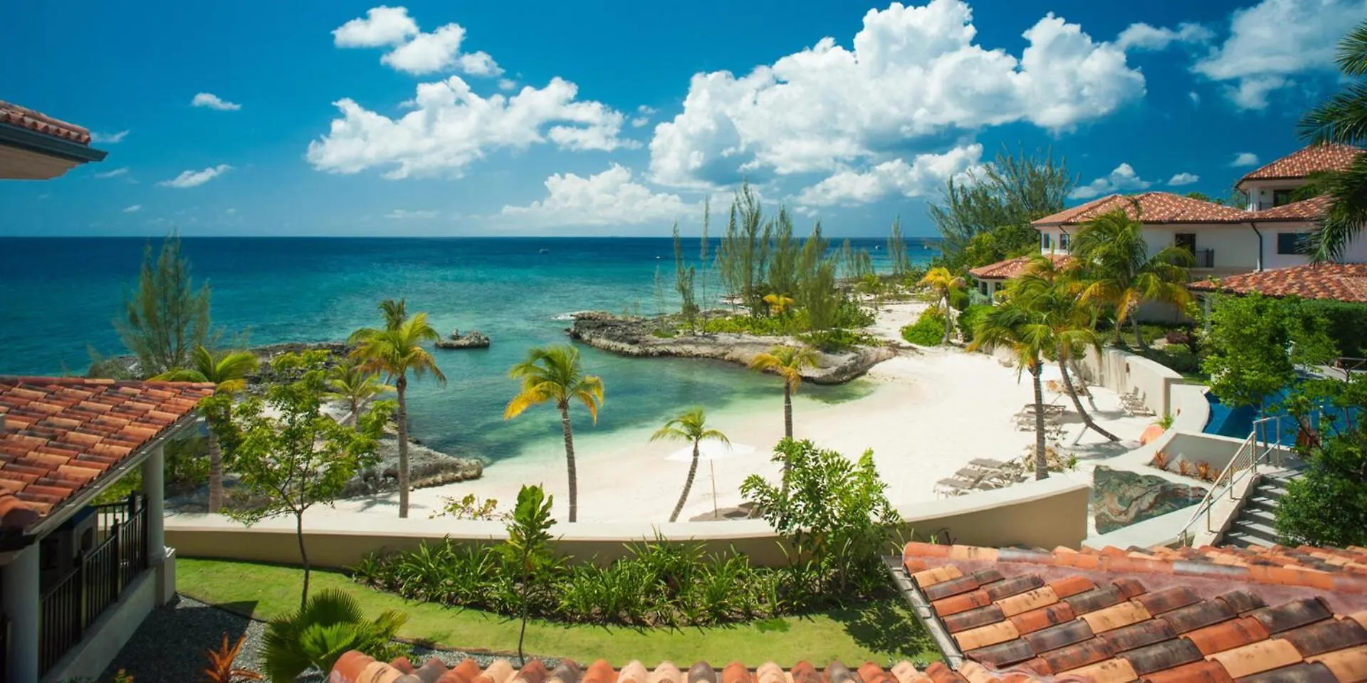 Casa Luna 17 - Gated Seaside Village With Shared Pool, Jacquzi, & Beach Cove George Town