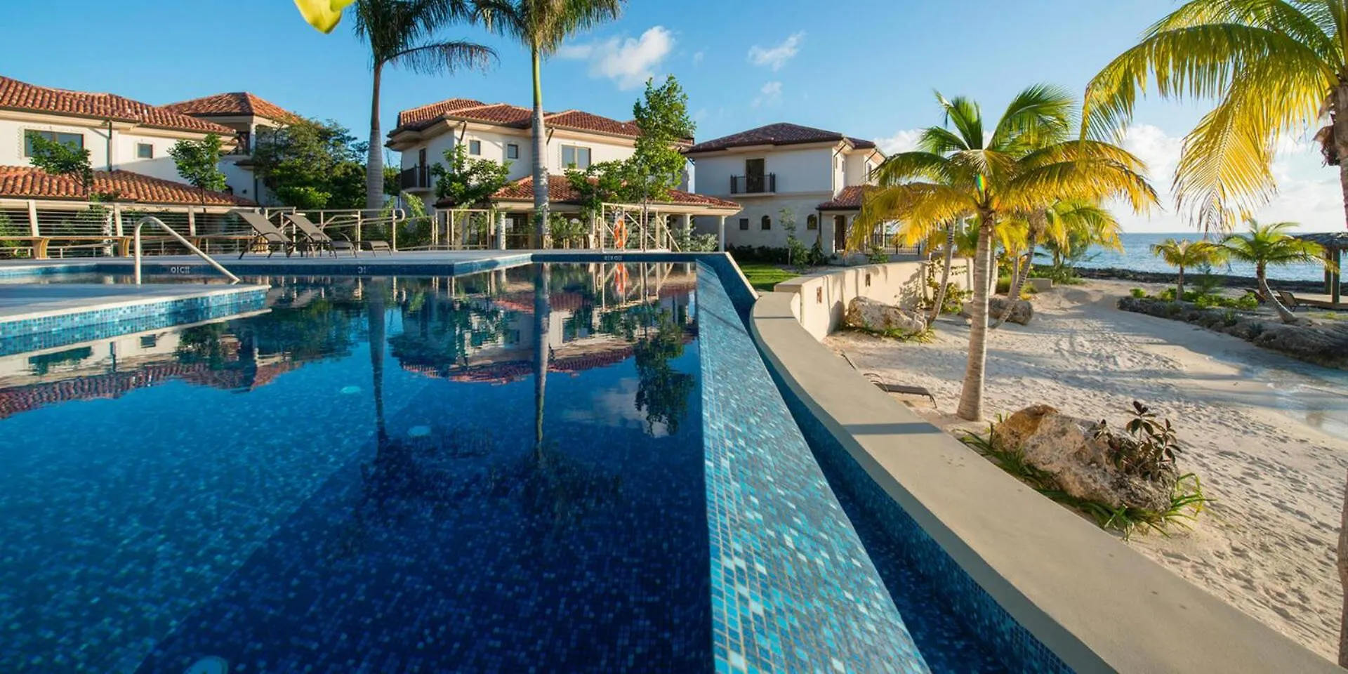 Apartament Casa Luna 17 - Gated Seaside Village With Shared Pool, Jacquzi, & Beach Cove George Town
