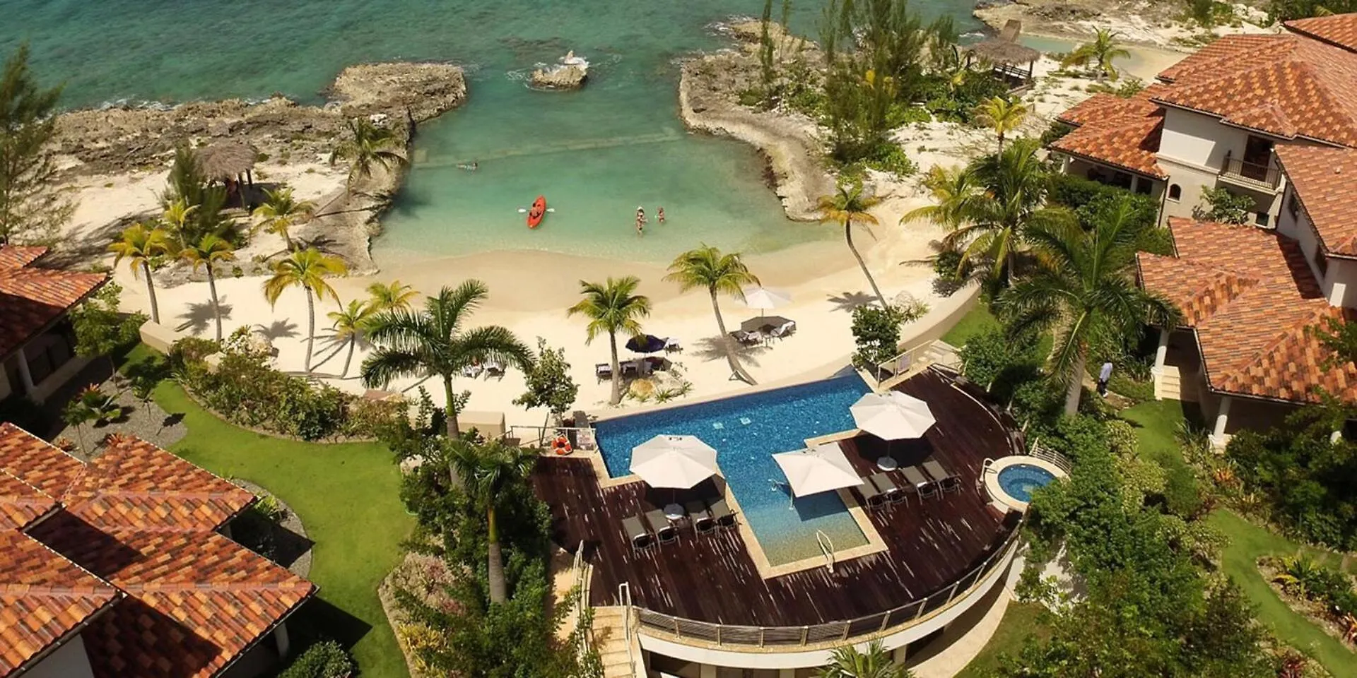 Casa Luna 17 - Gated Seaside Village With Shared Pool, Jacquzi, & Beach Cove George Town
